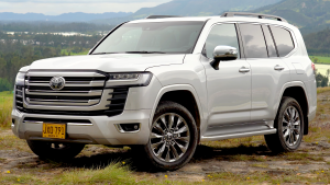 Toyota 2021 Land Cruiser 200 · White — 65,000 km, USD 55,000